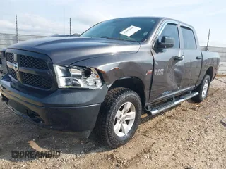 2018 Ram 1500 Express z VIN 1C6RR7KT0JS276527, wystawiony jako IAAI lot #41967968 z przebiegiem 200 964 mil mil oraz . Historia ofert i sprzedaży dostępna na DreamBid. Obrazek 2.