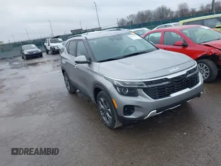 2024 Kia Seltos S z VIN KNDEU2AA6R7488257, wystawiony jako IAAI lot #41997473 z przebiegiem 52 145 mil mil oraz . Historia ofert i sprzedaży dostępna na DreamBid. Obrazek 1.