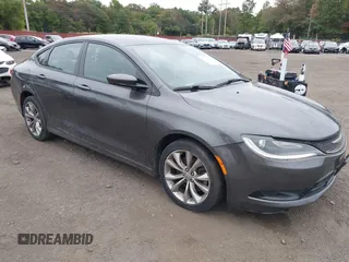 2015 Chrysler 200 S with VIN 1C3CCCBG6FN517903, listed as a IAAI auction lot 40412213 with 84,118 mi miles. Bid and sale history available at carsss.com. Image 1.
