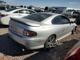 2006 Pontiac GTO z VIN 6G2VX12U86L519612, wystawiony jako Copart lot #73336964 z przebiegiem 122 003 mil mil oraz Szkody całkowita. Historia ofert i sprzedaży dostępna na DreamBid. Obrazek 3.
