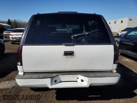 1998 Chevrolet Tahoe z VIN 3GNEK18R6WG128702, wystawiony jako Copart lot #49961445 z przebiegiem 154 187 mil mil oraz Czysty tytuł • Clean title. Historia ofert i sprzedaży dostępna na DreamBid. Obrazek 6.