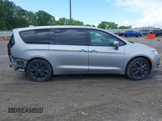 2019 Chrysler Pacifica Touring Plus z VIN 2C4RC1FG0KR574955, wystawiony jako IAAI lot #42254948 z przebiegiem 82 423 mil mil oraz . Historia ofert i sprzedaży dostępna na DreamBid. Obrazek 14.