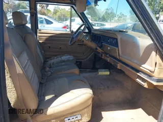 1988 Jeep Grand Wagoneer с VIN 1JCNJ15U8JT173185, выставлен на аукционе IAAI как лот 42337939 с пробегом 240 040 миль миль и . История ставок и продаж доступна на DreamBid. Изображение 5.