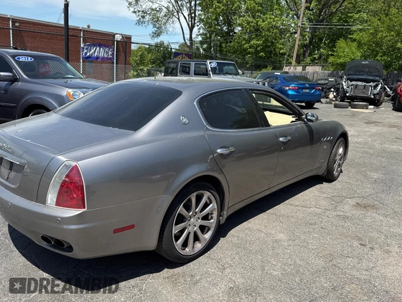 2006 Maserati Quattroporte z VIN ZAMCE39A960021168, wystawiony jako Copart lot #56921785 z przebiegiem 54 505 mil mil oraz Tytuł czysty. Historia ofert i sprzedaży dostępna na DreamBid. Obrazek 4.