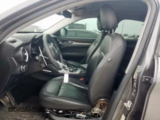 2018 Alfa Romeo Stelvio Sport z VIN ZASFAKPN4J7B72214, wystawiony jako Copart lot #56474125 z przebiegiem 135 689 mil mil oraz Szkody całkowita. Historia ofert i sprzedaży dostępna na DreamBid. Obrazek 7.