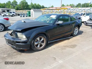2008 Ford Mustang Deluxe z VIN 1ZVHT80N985155422, wystawiony jako IAAI lot #42312812 z przebiegiem Nie podano mil oraz . Historia ofert i sprzedaży dostępna na DreamBid. Obrazek 18.