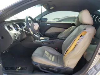 2012 Ford Mustang Premium z VIN 1ZVBP8AM7C5237576, wystawiony jako Copart lot #60374995 z przebiegiem 123 061 mil mil oraz Szkoda całkowita • Salvage title. Historia ofert i sprzedaży dostępna na DreamBid. Obrazek 7.
