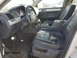 2009 Volkswagen Touareg VR6 z VIN WVGBE77L19D002425, wystawiony jako Copart lot #53116045 z przebiegiem 223 281 mil mil oraz Tytuł czysty. Historia ofert i sprzedaży dostępna na DreamBid. Obrazek 7.