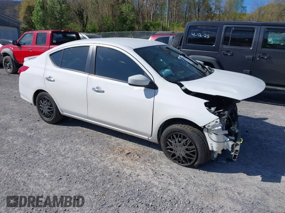 2019 Nissan Versa SV z VIN 3N1CN7AP1KL871615, wystawiony jako IAAI lot #42051338 z przebiegiem 108 364 mil mil oraz . Historia ofert i sprzedaży dostępna na DreamBid. Obrazek 1.