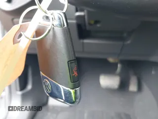 2020 Volkswagen Atlas SE z VIN 1V26C2CA5LC206661, wystawiony jako IAAI lot #41945822 z przebiegiem 43 297 mil mil oraz . Historia ofert i sprzedaży dostępna na DreamBid. Obrazek 11.