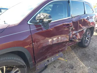 2018 Toyota Highlander LE z VIN 5TDZARFH2JS040424, wystawiony jako IAAI lot #41153516 z przebiegiem 112 246 mil mil oraz . Historia ofert i sprzedaży dostępna na DreamBid. Obrazek 6.