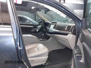 2016 Toyota Highlander XLE z VIN 5TDJKRFH8GS326488, wystawiony jako IAAI lot #42254990 z przebiegiem 120 382 mil mil oraz . Historia ofert i sprzedaży dostępna na DreamBid. Obrazek 5.