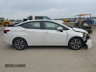 2023 Nissan Versa SV z VIN 3N1CN8EV9PL838576, wystawiony jako IAAI lot #42080373 z przebiegiem 28 542 mil mil oraz . Historia ofert i sprzedaży dostępna na DreamBid. Obrazek 13.