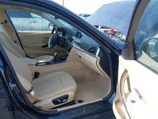 2016 BMW 3 Series 320i xDrive z VIN WBA8A3C50GK689560, wystawiony jako IAAI lot #41761594 z przebiegiem 86 453 mil mil oraz . Historia ofert i sprzedaży dostępna na DreamBid. Obrazek 5.