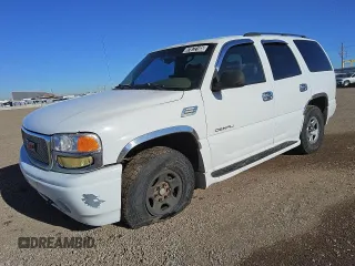 2001 GMC Yukon Denali z VIN 1GKEK63U91J276131, wystawiony jako Copart lot #87872105 z przebiegiem 231 002 mil mil oraz Czysty tytuł • Clean title. Historia ofert i sprzedaży dostępna na DreamBid. Obrazek 1.