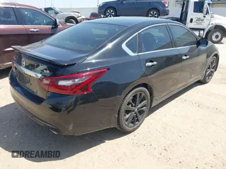 2017 Nissan Altima SR z VIN 1N4AL3AP7HC285742, wystawiony jako IAAI lot #41984935 z przebiegiem 92 855 mil mil oraz . Historia ofert i sprzedaży dostępna na DreamBid. Obrazek 4.