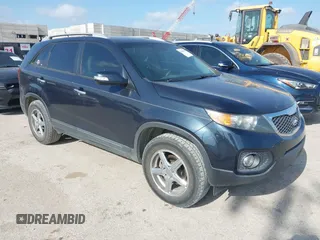2013 Kia Sorento LX z VIN 5XYKT3A61DG350919, wystawiony jako IAAI lot #42560834 z przebiegiem 294 414 mil mil oraz . Historia ofert i sprzedaży dostępna na DreamBid. Obrazek 1.