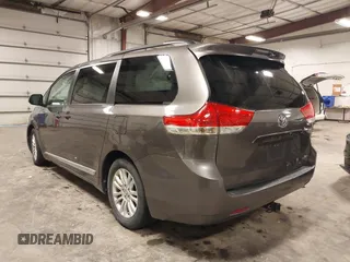 2013 Toyota Sienna XLE AAS z VIN 5TDYK3DC6DS386235, wystawiony jako IAAI lot #42191706 z przebiegiem 144 328 mil mil oraz . Historia ofert i sprzedaży dostępna na DreamBid. Obrazek 3.
