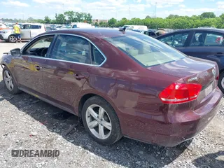2013 Volkswagen Passat SE z VIN 1VWBP7A35DC080144, wystawiony jako IAAI lot #42191470 z przebiegiem 158 259 mil mil oraz . Historia ofert i sprzedaży dostępna na DreamBid. Obrazek 3.