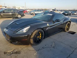 2013 Ferrari California z VIN ZFF65TJA7D0193601, wystawiony jako Copart lot #50260475 z przebiegiem 14 335 mil mil oraz Szkody całkowita. Historia ofert i sprzedaży dostępna na DreamBid. Obrazek 1.