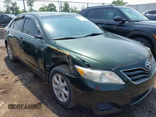 2011 Toyota Camry LE z VIN 4T1BF3EK9BU701940, wystawiony jako IAAI lot #42476235 z przebiegiem 114 326 mil mil oraz . Historia ofert i sprzedaży dostępna na DreamBid. Obrazek 1.