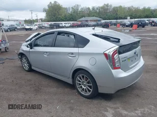 2015 Toyota Prius Four z VIN JTDKN3DU0F0455819, wystawiony jako IAAI lot #42169941 z przebiegiem 63 861 mil mil oraz . Historia ofert i sprzedaży dostępna na DreamBid. Obrazek 3.
