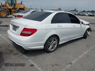 2013 Mercedes-Benz C 250 Sport z VIN WDDGF4HBXDA862156, wystawiony jako IAAI lot #42425713 z przebiegiem Nie podano mil oraz . Historia ofert i sprzedaży dostępna na DreamBid. Obrazek 4.