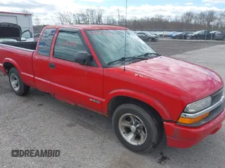 2000 Chevrolet S-10 LS with VIN 1GCCS19W3Y8111269, listed as a IAAI auction lot 42087682 with 176,712 mi miles. Bid and sale history available at carsss.com. Image 1.