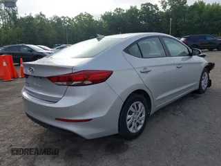 2017 Hyundai Elantra SE z VIN 5NPD74LF5HH171006, wystawiony jako IAAI lot #42268343 z przebiegiem 83 303 mil mil oraz . Historia ofert i sprzedaży dostępna na DreamBid. Obrazek 4.