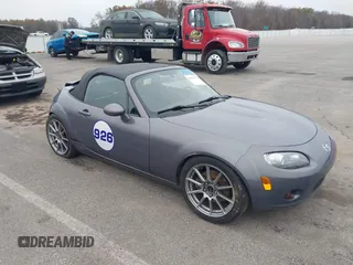 2006 Mazda MX-5 Miata Grand Touring z VIN JM1NC25F760103866, wystawiony jako IAAI lot #40879777 z przebiegiem 50 209 mil mil oraz . Historia ofert i sprzedaży dostępna na DreamBid. Obrazek 1.
