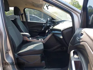 2013 Ford Escape SE z VIN 1FMCU0GX3DUC23910, wystawiony jako IAAI lot #42245926 z przebiegiem 159 076 mil mil oraz . Historia ofert i sprzedaży dostępna na DreamBid. Obrazek 5.