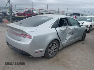 2013 Lincoln MKZ z VIN 3LN6L2G90DR826978, wystawiony jako IAAI lot #40630089 z przebiegiem Nie podano mil oraz . Historia ofert i sprzedaży dostępna na DreamBid. Obrazek 4.