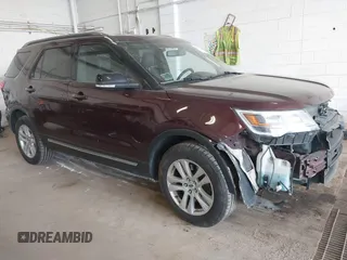 2018 Ford Explorer XLT z VIN 1FM5K8D89JGA53945, wystawiony jako IAAI lot #42163048 z przebiegiem 137 234 mil mil oraz . Historia ofert i sprzedaży dostępna na DreamBid. Obrazek 1.