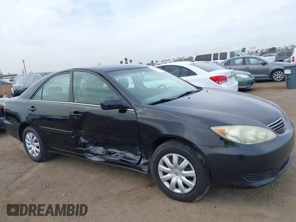 2005 Toyota Camry STD z VIN 4T1BE32K65U383111, wystawiony jako IAAI lot #41735806 z przebiegiem 115 285 mil mil oraz . Historia ofert i sprzedaży dostępna na DreamBid. Obrazek 6.
