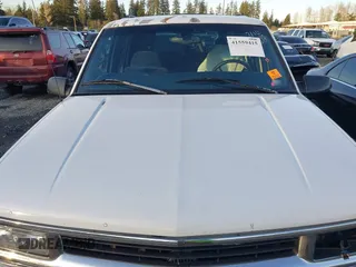 1997 Chevrolet Suburban with VIN 3GNFK16RXVG102805, listed as a IAAI auction lot 41559415 with 1 mi miles. Bid and sale history available at carsss.com. Image 10.