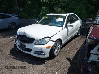 2013 Mercedes-Benz C 300 Sport z VIN WDDGF8ABXDA842362, wystawiony jako IAAI lot #42686987 z przebiegiem 84 145 mil mil oraz . Historia ofert i sprzedaży dostępna na DreamBid. Obrazek 2.