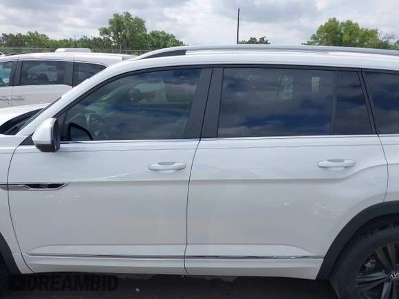 2022 Volkswagen Atlas SEL R-Line z VIN 1V2AR2CA7NC550648, wystawiony jako IAAI lot #41974370 z przebiegiem 48 378 mil mil oraz . Historia ofert i sprzedaży dostępna na DreamBid. Obrazek 14.