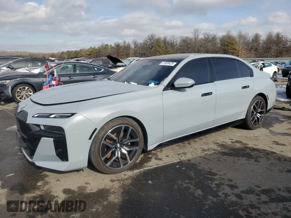 2023 BMW 7 Series 760i xDrive z VIN WBA33EJ00PCM58207, wystawiony jako Copart lot #41809425 z przebiegiem 10 658 mil mil oraz Szkoda całkowita • Salvage title. Historia ofert i sprzedaży dostępna na DreamBid. Obrazek 1.