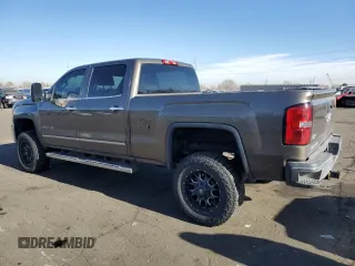 2015 GMC Sierra 3500HD SLT z VIN 1GT423E88FF189157, wystawiony jako Copart lot #84967694 z przebiegiem 137 147 mil mil oraz Czysty tytuł • Clean title. Historia ofert i sprzedaży dostępna na DreamBid. Obrazek 2.