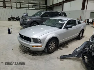2006 Ford Mustang Standard z VIN 1ZVFT80N565189488, wystawiony jako Copart lot #58054995 z przebiegiem 153 637 mil mil oraz Szkoda całkowita • Salvage title. Historia ofert i sprzedaży dostępna na DreamBid. Obrazek 1.