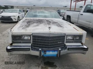 1984 Cadillac Eldorado z VIN 1G6AL5783EE654296, wystawiony jako Copart lot #74945374 z przebiegiem 37 040 mil mil oraz Szkody całkowita. Historia ofert i sprzedaży dostępna na DreamBid. Obrazek 5.