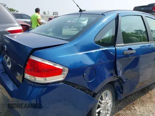 2008 Ford Focus SE z VIN 1FAHP35N48W230014, wystawiony jako IAAI lot #42395069 z przebiegiem 140 179 mil mil oraz . Historia ofert i sprzedaży dostępna na DreamBid. Obrazek 6.