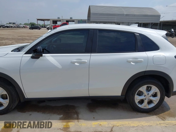2023 Honda HR-V LX z VIN 3CZRZ1H34PM716838, wystawiony jako IAAI lot #41946033 z przebiegiem 24 958 mil mil oraz . Historia ofert i sprzedaży dostępna na DreamBid. Obrazek 15.