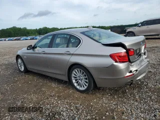 2011 BMW 5 Series 535i z VIN WBAFR7C51BC607779, wystawiony jako Copart lot #55216495 z przebiegiem 130 784 mil mil oraz Szkody całkowita. Historia ofert i sprzedaży dostępna na DreamBid. Obrazek 2.