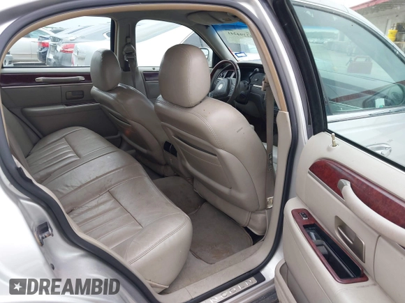 2003 Lincoln Town Car Signature z VIN 1LNHM82W13Y640985, wystawiony jako IAAI lot #42294241 z przebiegiem 230 556 mil mil oraz . Historia ofert i sprzedaży dostępna na DreamBid. Obrazek 8.