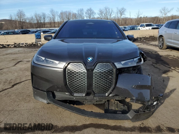 2024 BMW iX xDrive50 z VIN WB523CF02RCP06595, wystawiony jako Copart lot #44179575 z przebiegiem Nie podano mil oraz Szkoda całkowita • Salvage title. Historia ofert i sprzedaży dostępna na DreamBid. Obrazek 5.