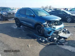 2025 Buick Encore GX Sport Touring с VIN KL4AMDSL0SB002033, выставлен на аукционе IAAI как лот 41548656 с пробегом 6 559 миль миль и . История ставок и продаж доступна на DreamBid. Изображение 1.