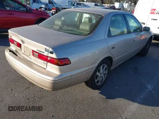 1998 Toyota Camry LE z VIN 4T1BF28K4WU057663, wystawiony jako IAAI lot #41329614 z przebiegiem 145 034 mil mil oraz . Historia ofert i sprzedaży dostępna na DreamBid. Obrazek 4.