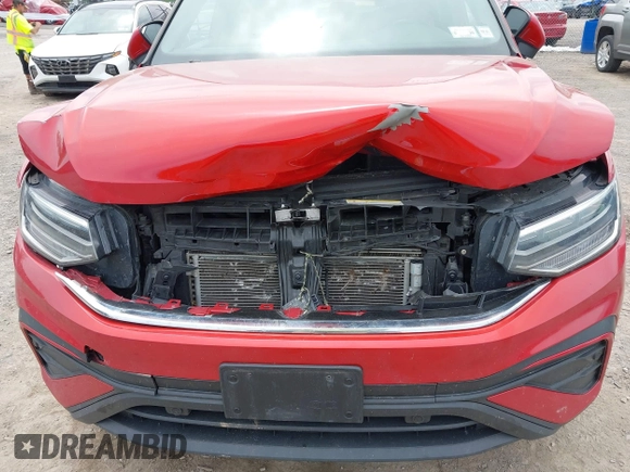 2022 Volkswagen Tiguan SE z VIN 3VV2B7AX9NM129948, wystawiony jako IAAI lot #42247719 z przebiegiem 59 501 mil mil oraz . Historia ofert i sprzedaży dostępna na DreamBid. Obrazek 6.