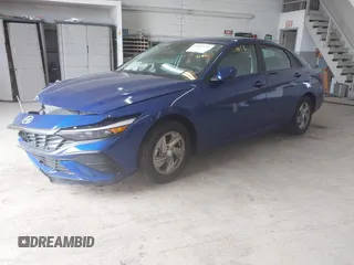 2024 Hyundai Elantra SE z VIN KMHLL4DG9RU681389, wystawiony jako IAAI lot #42017186 z przebiegiem 13 762 mil mil oraz . Historia ofert i sprzedaży dostępna na DreamBid. Obrazek 2.